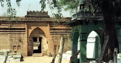 പള്ളി കെട്ടിടത്തിന് താഴെ അമ്പലമുണ്ടോയെന്നറിയാന്‍ ഖനനം; കറുത്ത ബാന്‍ഡ് ധരിച്ച് നിസ്‌കരിച്ച് പ്രതിഷേധം