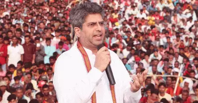 ആര്‍.ജെ.ഡി സ്ഥാനാര്‍ത്ഥിക്കൊപ്പം ഫോട്ടോയെടുത്ത് വൈറലായി; ബീഹാറില്‍ നാല് അധ്യാപകര്‍ക്കെതിരെ കേസ്