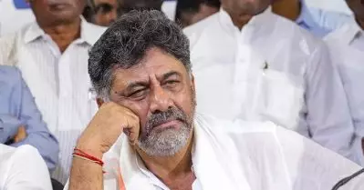 തെരഞ്ഞെടുപ്പ് പ്രചരണത്തിനിടെ തോളില്‍ കയ്യിട്ട പ്രവര്‍ത്തകനെ തല്ലി ഡി.കെ. ശിവകുമാര്‍; വീഡിയോ