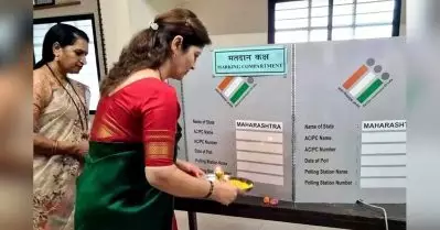 വോട്ടിങ് തുടങ്ങുന്നതിന് മുമ്പ് ഇ.വി.എമ്മിൽ ആരതി ഉഴിഞ്ഞ് പൂജ; മഹരാഷ്ട്ര വനിതാ കമ്മീഷന്‍ അധ്യക്ഷക്കെതിരെ കേസെടുത്ത് പൊലീസ്