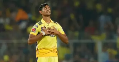 13 കോടിക്ക് ചെന്നൈ കൈവിട്ടുകളഞ്ഞവനെ കൊലത്തൂക്ക് തൂക്കി കൊല്‍ക്കത്ത; പതിരാനയ്ക്ക് വേണ്ടി കട്ടയ്ക്ക് നിന്ന ലഖ്‌നൗവും പിന്‍വാങ്ങി