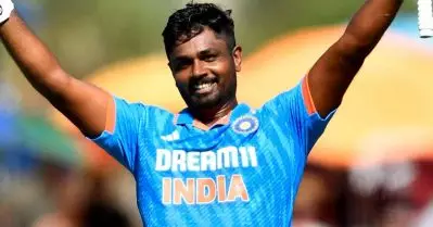 അവൻ ബൗൾ ചെയ്യുന്നില്ലെങ്കിൽ സഞ്ജുവിനെ പ്ലെയിങ് ഇലവനിൽ ഉൾപ്പെടുത്തണം: മുൻ ഇന്ത്യൻ താരം