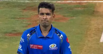 ആദ്യ വിക്കറ്റ് വീഴ്ത്താന്‍ ഇത്രേം കഷ്ടപ്പെട്ട ഒരു ബൗളറുണ്ടാകില്ല; കുറ്റി തെറിപ്പിച്ചിട്ടും പുറത്തായില്ല, സഹതാരം ക്യാച്ചുമെടുത്തില്ല
