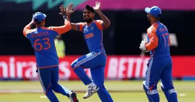 ചരിത്രത്തിലെ ആദ്യ താരം, ഭുവി മൂന്ന് തവണ ഇത് നേടിയതാണെങ്കിലും അര്‍ഷ്ദീപിന്റെ നേട്ടം വ്യത്യസ്തമാണ്; ഫസ്റ്റ് ബോള്‍ മാജിക്