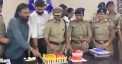 ബി.ജെ.പി നേതാവിന്റെ ജന്മദിനം ആഘോഷിച്ച് ഗുജറാത്ത് പൊലീസ്; സ്റ്റേഷൻ പാർട്ടി ഹാളാക്കി മാറ്റിയോ എന്ന് കോൺ​ഗ്രസ്