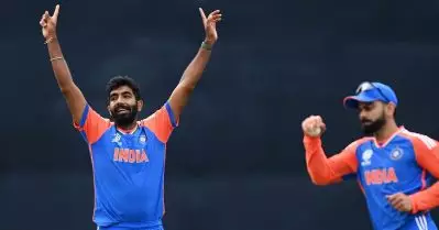 ഇതിലും മികച്ച അഭിനന്ദനം ബുംറക്ക് വേറെയില്ല; ലോകത്തിലെ ഏറ്റവും മികച്ച ബൗളറെന്ന് വിളിച്ചത് ‘പാകിസ്ഥാന്റെ ക്രിക്കറ്റ് ദൈവം’