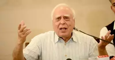 വഖഫ് സ്വത്ത് സര്‍ക്കാരിനല്ല ദൈവത്തിന് അവകാശപ്പെട്ടത്; രാജ്യത്തെ ക്ഷേത്രങ്ങളുടെ പക്കലുള്ള സ്വത്തുക്കള്‍ മാത്രമെ വഖഫിനുമുള്ളൂ; കേന്ദ്രത്തിന്റെ വാദം പൊളിച്ച്‌ കപില്‍ സിബല്‍