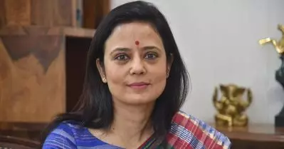 മോദിക്കും അദാനിക്കും തിരിച്ചടി: മഹുവ മൊയ്ത്രക്ക് അരലക്ഷത്തിലധികം വോട്ടുകള്‍ക്ക് ലീഡ്