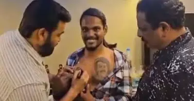 എല്ലാവരും എന്നെയേ കുറ്റം പറയൂ, ആരാധകന്റെ നെഞ്ചില്‍ ഓട്ടോഗ്രാഫ് എഴുതി മോഹന്‍ലാല്‍