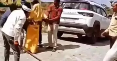 മധ്യപ്രദേശില്‍ യുവതിക്ക് നടുറോട്ടില്‍ ക്രൂരമര്‍ദനം; നോക്കുകുത്തിയായി ദൃശ്യങ്ങള്‍ പകര്‍ത്തി ജനക്കൂട്ടം; വീഡിയോ
