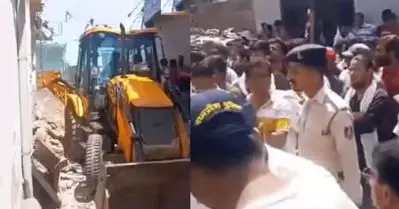 ക്ഷേത്ര പരിസരത്ത് പശു ഇറച്ചി ഉപേക്ഷിച്ചെന്നാരോപണം; മധ്യപ്രദേശില്‍ മുസ്‌ലിം യുവാക്കളുടെ വീടുകള്‍ ബുള്‍ഡോസര്‍ ഉപയോഗിച്ച് തകര്‍ത്തു