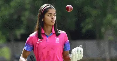 ഇങ്ങനെയൊന്ന് ഇന്ത്യൻ ക്രിക്കറ്റ് ചരിത്രത്തിൽ രണ്ടാം തവണ; ചരിത്ര നിമിഷവുമായി ശ്രേയങ്കയുടെ പന്തുകൾ