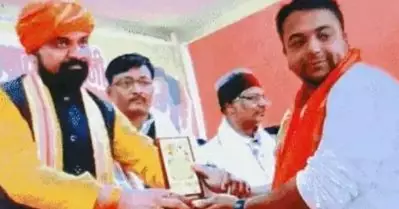 നീറ്റ് പരീക്ഷ ക്രമക്കേട്: അറസ്റ്റിലായ പ്രതി ബീഹാർ ഉപമുഖ്യമന്ത്രിക്കൊപ്പം നിൽക്കുന്ന ചിത്രം പുറത്തുവിട്ട് ആർ.ജെ.ഡി