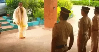 കസവ് മുണ്ടും ഷാളും ധരിച്ച് പൊലീസില്‍ നിന്ന് സല്യൂട്ട് സ്വീകരിച്ച് സുരേഷ് ഗോപി; വിമര്‍ശനം