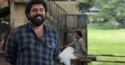 പെട്രോളിന്റെ വില ഞങ്ങള്‍ 200 ആക്കും, പറ്റാത്തവര്‍ പാക്കിസ്ഥാനിലേക്ക് പോടാ; ഒ.ടി.ടി റിലീസിന് പിന്നാലെ ചിരിയുണര്‍ത്തി ആല്‍പ്പറമ്പില്‍ ഗോപി