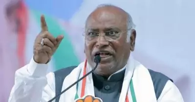 ബജറ്റിൽ വിദ്യാഭ്യാസ മേഖലക്ക് 9,600 കോടി രൂപയുടെ കുറവ്; വിദ്യാഭ്യാസ സമ്പ്രദായം തകർക്കാൻ ബി.ജെ.പി-ആർ.എസ്.എസ് ശ്രമം: ഖാർഗെ