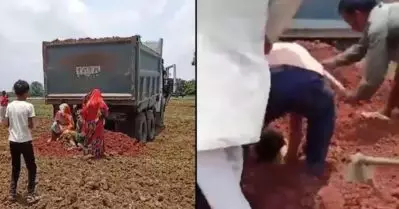 മധ്യപ്രദേശിൽ റോഡ് നിർമാണത്തിനെതിരെ പ്രതിഷേധിച്ച സ്ത്രീകളെ കഴുത്തറ്റം മണ്ണിട്ട് മൂടി