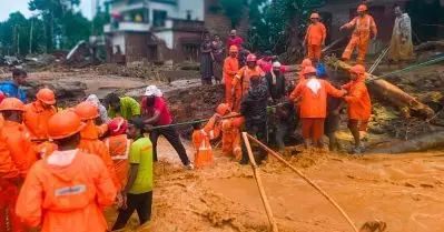അതിജീവനത്തിന് സമാന്തരമായി നടപ്പാലം, മൂന്നാം ദിനം രക്ഷാപ്രവര്‍ത്തനം പുനരാരംഭിച്ചു; മുഖ്യമന്ത്രിയുടെ നേതൃത്വത്തില്‍ ഇന്ന് സര്‍വകക്ഷി യോഗം