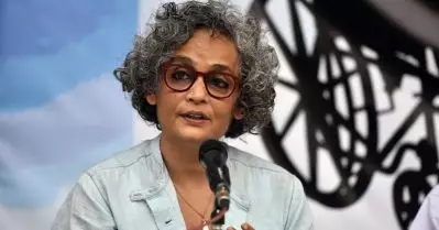 പെന്‍ പിന്റര്‍ പുരസ്‌കാരത്തിന് പിന്നാലെ അടുത്ത നേട്ടം; അരുന്ധതി റോയ്ക്ക് ഹാവേല്‍ സെന്ററിന്റെ ‘ഡിസ്റ്റേര്‍ബിങ് ദി പീസ് പുരസ്‌കാരം’