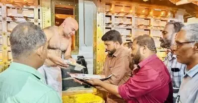 വയനാടിന്റെ പുനര്‍നിര്‍മാണം; ഭക്തരില്‍ നിന്ന് ലഭിച്ച മുഴുവന്‍ പണവും ഡി.വൈ.എഫ്.ഐക്ക് കൈമാറി ക്ഷേത്രപൂജാരി