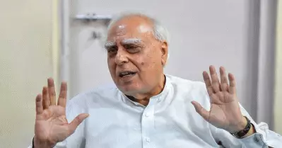 കോടതികള്‍ ആരെയെങ്കിലും ഭയന്നോ അനുകൂലിച്ചോ വിധി പ്രഖ്യാപിക്കരുത്: കപില്‍ സിബല്‍