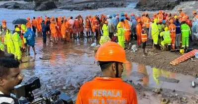 ആ രക്ഷാകരങ്ങൾ ആർമിയുടേതല്ല; കേരള ഫയർഫോഴ്‌സിന്റെത്
