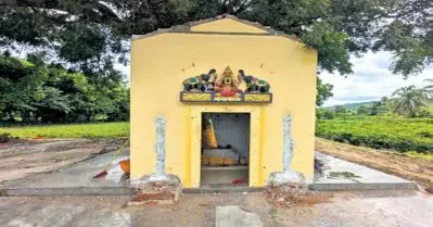 മേല്‍ജാതി ഹിന്ദുക്കള്‍ ക്ഷേത്രം തകര്‍ത്ത് കൈക്കലാക്കിയ കലൈമാന്‍ കോവിലിലെ വിഗ്രഹം അധികൃതര്‍ക്ക് കൈമാറി