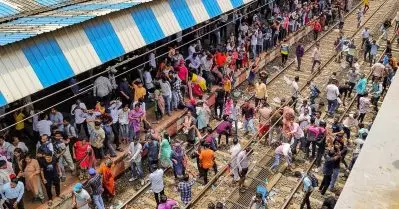 നേഴ്‌സറി വിദ്യാര്‍ത്ഥിനികള്‍ക്ക് നേരെ ലൈംഗികാതിക്രമം; മഹാരാഷ്ട്രയില്‍ സ്‌കൂള്‍ അടിച്ച് തകര്‍ത്തും ട്രെയിന്‍ തടഞ്ഞും വ്യാപക പ്രതിഷേധം