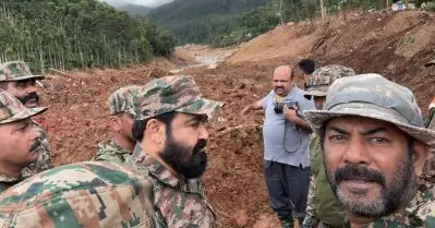 ‘ചവിട്ടി നില്‍ക്കുന്ന മണ്ണിനടിയില്‍ എന്തെന്ന് പോലും അറിയില്ല’; ദുരന്ത ഭൂമിയിലെ സെൽഫിയിൽ മേജർ രവിക്ക് വ്യാപക വിമർശനം