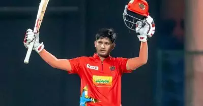 19 സിക്‌സറുമായി ക്യാപ്റ്റന്‍, ഒരു ഓവറില്‍ ആറ് സിക്‌സറുമായി ദേ ഇവനും; യുവരാജ് വാഴുന്ന ലിസ്റ്റില്‍ ചരിത്രത്തിലെ മൂന്നാമന്‍