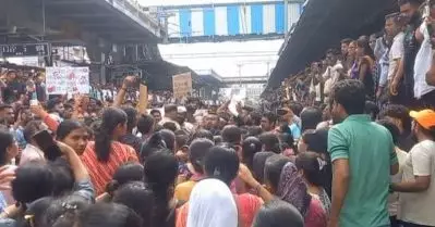 താനെയില്‍ വിദ്യാര്‍ത്ഥിനികള്‍ക്കെതിരെ ലൈംഗികാതിക്രമം; രക്ഷിതാക്കള്‍ റെയില്‍വേ ഉപരോധിച്ചതിന് പിന്നാലെ നടപടി