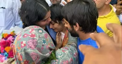 പൊട്ടിക്കരഞ്ഞ് വിനേഷ്, ചേര്‍ത്തുപിടിച്ച് ആശ്വസിപ്പിച്ച് സാക്ഷി മാലിക്; ദല്‍ഹി വിമാനത്താവളത്തില്‍ വന്‍ വരവേല്‍പ്പ്