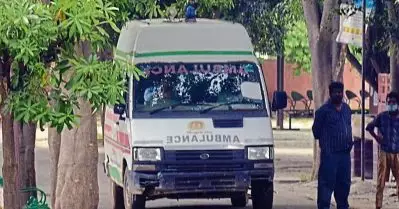 ഉത്തർപ്രദേശിൽ ആശുപത്രിയിൽ ഇടം നൽകിയില്ല; ആംബുലൻസിൽ പ്രസവിച്ചു