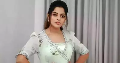 വണ്ടിക്ക് സ്പീഡ് കൂട്ടണമെങ്കില്‍ ഞാന്‍ ആ പാട്ടിടും, എന്നിട്ടും പതുകെ പോയാല്‍ അവര്‍ക്ക് കഴിവില്ലെന്ന് കരുതും: നിഖില വിമല്‍