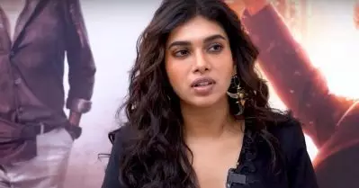 എനിക്ക് ചെയറ് കിട്ടുന്നതുവരെ ഇരിക്കാതെ കാത്തുനില്‍ക്കേണ്ട ആവശ്യം ആ സൂപ്പര്‍സ്റ്റാറിനില്ലായിരുന്നു: ദുഷാര വിജയന്‍