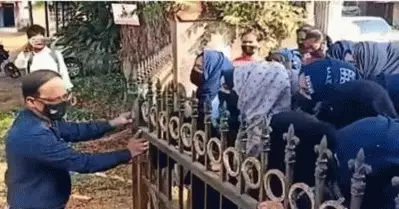 ഹിജാബ് ധരിക്കുന്നത് വിലക്കിയ അധ്യാപകന് മികച്ച അധ്യാപകനുള്ള അവാര്‍ഡ്; തടഞ്ഞ് കര്‍ണാടക സര്‍ക്കാര്‍