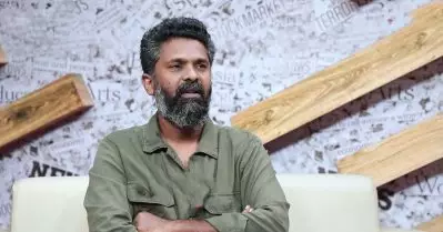 മലയാള സിനിമ ആരെയും സ്പൂണ്‍ ഫീഡ് ചെയ്യാറില്ല, അവ ചിന്തിക്കാന്‍ പ്രേരിപ്പിക്കും: സംവിധായകന്‍ പ്രേം കുമാര്‍