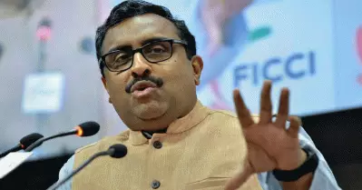 തെരഞ്ഞെടുപ്പിന് മുന്‍തീവ്രവാദികളെ കൂട്ടുപിടിക്കുന്നു; മെഹബൂബ മുഫ്തിക്കും ഫാറൂഖ് അബ്ദുള്ളയ്ക്കുമെതിരെ ബി.ജെ.പി നേതാവ്