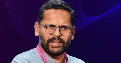 മുസ്‌ലിം പെണ്‍കുട്ടികളെ തട്ടമിടീക്കാന്‍ വ്യഗ്രത കാണിക്കുന്ന കെയറിങ് ഇക്കമാര്‍ക്ക് പ്ലാറ്റ്‌ഫോം കൊടുത്തവര്‍; ഇന്‍ഡിപ്പെന്‍ഡന്‍സ്‌ മുന്നണിക്കെതിരെ വിമര്‍ശനവുമായി സരിന്‍