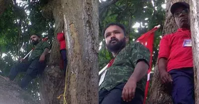 തിരുവനന്തപുരം കോർപ്പറേഷന് മുന്നിൽ ആത്മഹത്യ ഭീഷണിയുമായി ശുചീകരണ തൊഴിലാളികൾ
