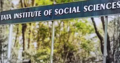സസ്‌പെൻഡ് ചെയ്യപ്പെട്ട വിദ്യാർത്ഥി നേതാവിന് ഐക്യദാർഢ്യം പ്രഖ്യാപിച്ചു; ടി.ഐ.എസ്.എസ് പ്രൊഫസർക്ക് കാരണം കാണിക്കൽ നോട്ടീസ്