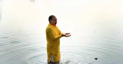 ആംആദ്മി പാര്‍ട്ടിയോടുള്ള പ്രതിഷേധ സൂചകമായി യമുനയില്‍ മുങ്ങിക്കുളിച്ച ബി.ജെ.പി നേതാവിന് ചൊറിച്ചില്‍