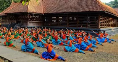 സാമ്പത്തിക പ്രതിസന്ധി; കേരള കലാമണ്ഡലത്തില്‍ കൂട്ടപിരിച്ചുവിടല്‍
