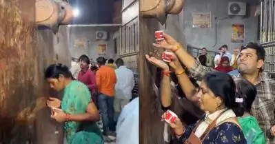 ഉത്തര്‍പ്രദേശില്‍ ‘അമൃത്’ എന്ന് പറഞ്ഞ് തീര്‍ത്ഥാടകര്‍ കുടിക്കുന്നത് എ.സിയിലെ വെള്ളം; വീഡിയോ