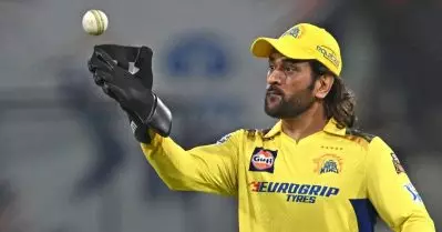 ധോണി എനിക്ക് അച്ഛനെപ്പോലെയാണ്; തുറന്ന് പറഞ്ഞ് ചെന്നൈ പേസര്‍