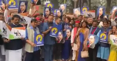 അമിത് ഷാക്കെതിരായ പാര്‍ലമെന്റ് മാര്‍ച്ച്; ഖാര്‍ഗെയെയും പ്രിയങ്കയെയും ബി.ജെ.പി എം.പിമാര്‍ കൈയേറ്റം ചെയ്തതായി പരാതി