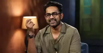 എടാ..നിനക്കറിയുവോ…എന്ന് ചോദിച്ച് ആംബുലന്‍സ് വരുന്നതുപോലെയാണ് ആ നടി വരിക; പേടിയാണ് എനിക്ക് അവളെ: ആസിഫ് അലി
