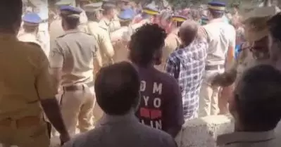 പെരുമ്പാവൂരില്‍ കോളനി ഒഴിപ്പിക്കാന്‍ ശ്രമം; പ്രതിഷേധിച്ച നാട്ടുകാരെ അറസ്റ്റ് ചെയ്ത് നീക്കി