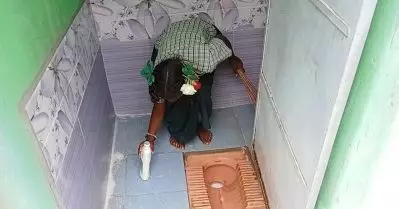 തമിഴ്‌നാട്ടിൽ വിദ്യാർത്ഥിനിയെക്കൊണ്ട് സ്‌കൂൾ ടോയ്‌ലറ്റ് വൃത്തിയാക്കിപ്പിച്ചു; പ്രിൻസിപ്പലിന് സസ്‌പെൻഷൻ