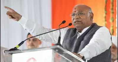 എന്‍.ഡി.എ സര്‍ക്കാര്‍ 11 വര്‍ഷം കൊണ്ട് ഭരണഘടനയുടെ ഓരോ പേജിലും സ്വേച്ഛാധിപത്യത്തിന്റെ മഷി പുരട്ടി: മല്ലികാര്‍ജുന്‍ ഖാര്‍ഗെ